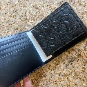 Compact Id Wallet In Signature Leather
